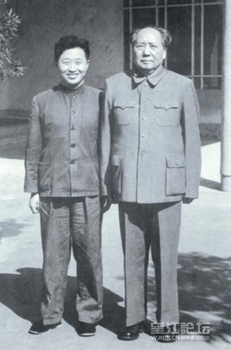 1964年毛泽东和周福明在武汉.jpg