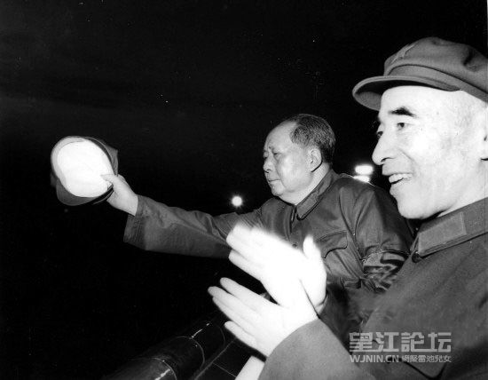 毛泽东与林彪在天安门.jpg