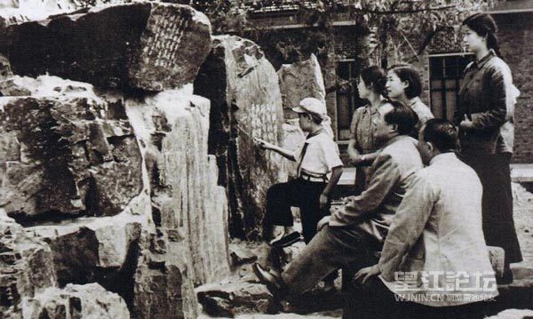 毛主席和李敏，李纳等在北京玉泉山（1953年.jpg