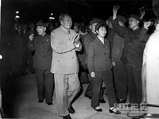 走在毛泽东身边的张玉凤以及林彪.jpg