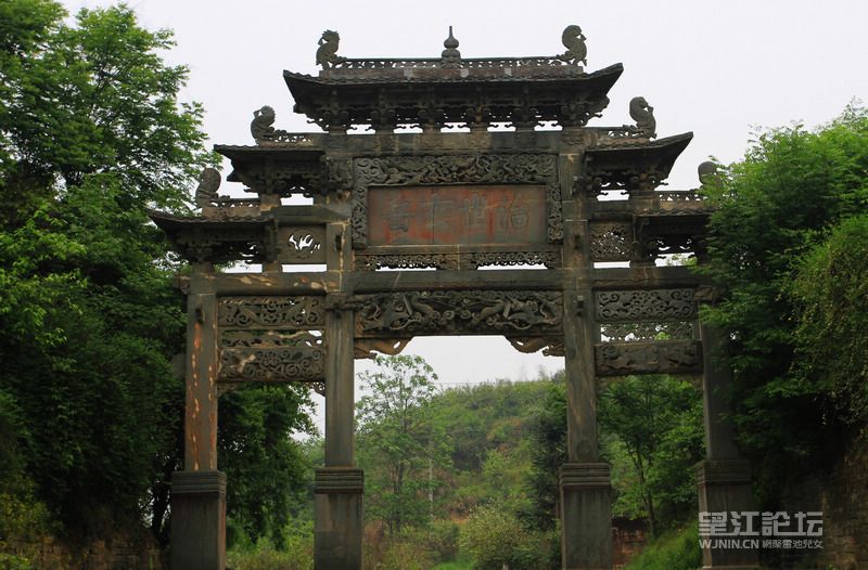 此山门建于明朝，为武当山最早的山门。离现在景区门口约三四公里路程的路边。