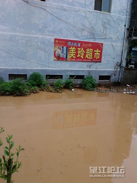 上午十二点时，水位仍然居高不下。