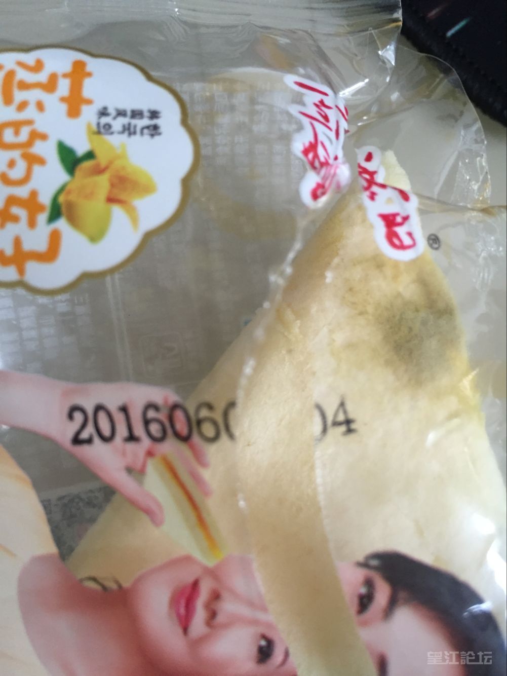 看蛋糕上那么大的霉斑