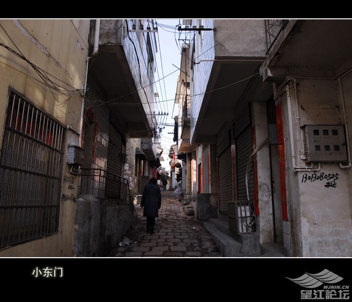 老望江的几条街都没了踪影，只有东门还没有完全褪色