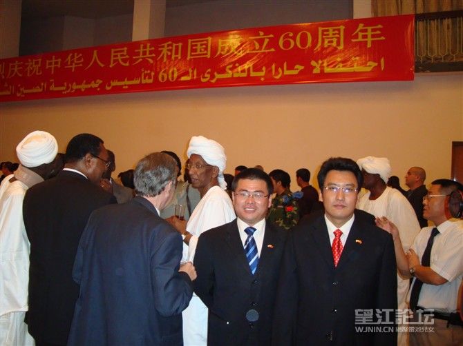 回民村翻译（中）在非洲中国国庆会中