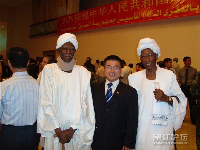 回民村翻译（中）在非洲中国国庆会中