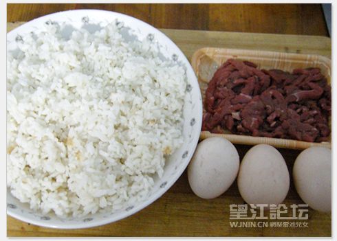 原料：米饭，牛肉丝，鸡蛋3个